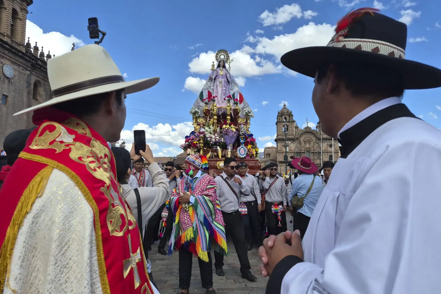 Familias cusqueñas y visitantes disfrutaron de la apoteósica procesión de vírgenes y santos que reúne cada año el tradicional Corpus Christi Cusqueño, fiesta patronal bastante esperada, aunque en esta última versión no se contó con San Cristóbal, por incidentes en la Basílica Catedral. Foto: ANDINA/Percy Hurtado Santillán