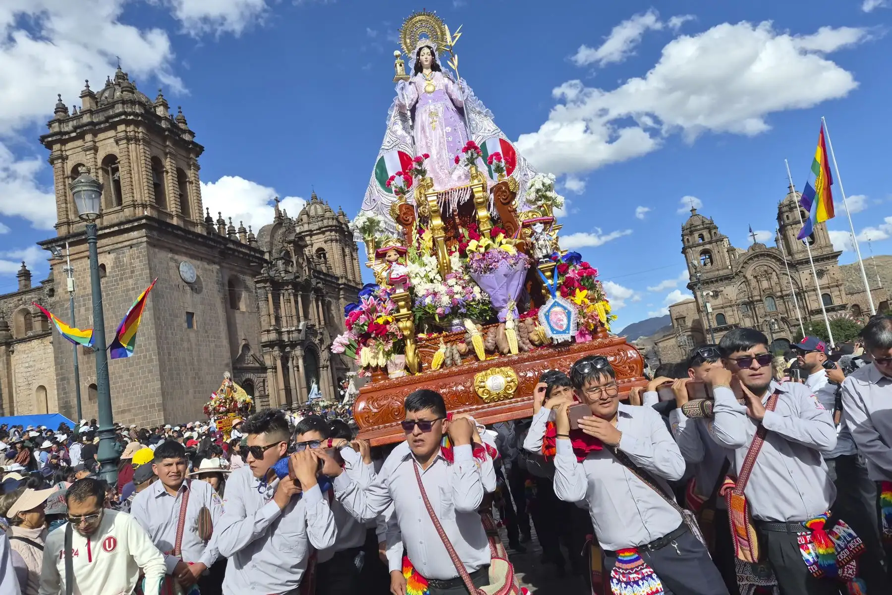Familias cusqueñas y visitantes disfrutaron de la apoteósica procesión de vírgenes y santos que reúne cada año el tradicional Corpus Christi Cusqueño, fiesta patronal bastante esperada, aunque en esta última versión no se contó con San Cristóbal, por incidentes en la Basílica Catedral. Foto: ANDINA/Percy Hurtado Santillán