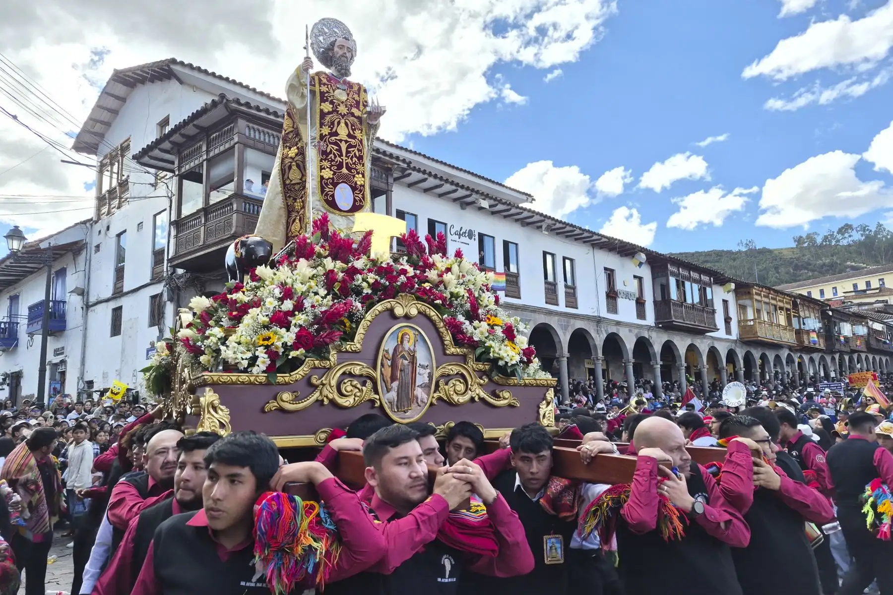 San Cristóbal permanecerá hasta el próximo jueves en la Catedral a la espera de decisiones para su intervención; sin embargo, el accidente que atravesó dejó preocupados y entristecidos a miembros de la comunidad católica. Foto: ANDINA/Percy Hurtado Santillán