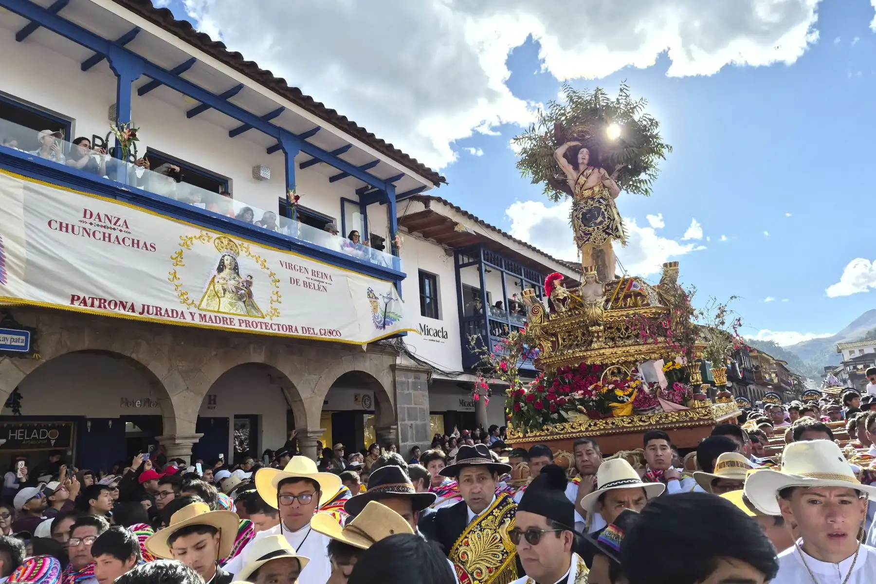 La plaza mayor, también conocida como Hawkaypata, lució repleta de fieles católicos y turistas desde muy temprano, que esperaron la misa central, la cual concluyó al mediodía con la procesión del Santísimo Sacramento en su carroza de plata, que luego recorrió todo el perímetro, bendiciendo a los asistentes. Foto: ANDINA/Percy Hurtado Santillán