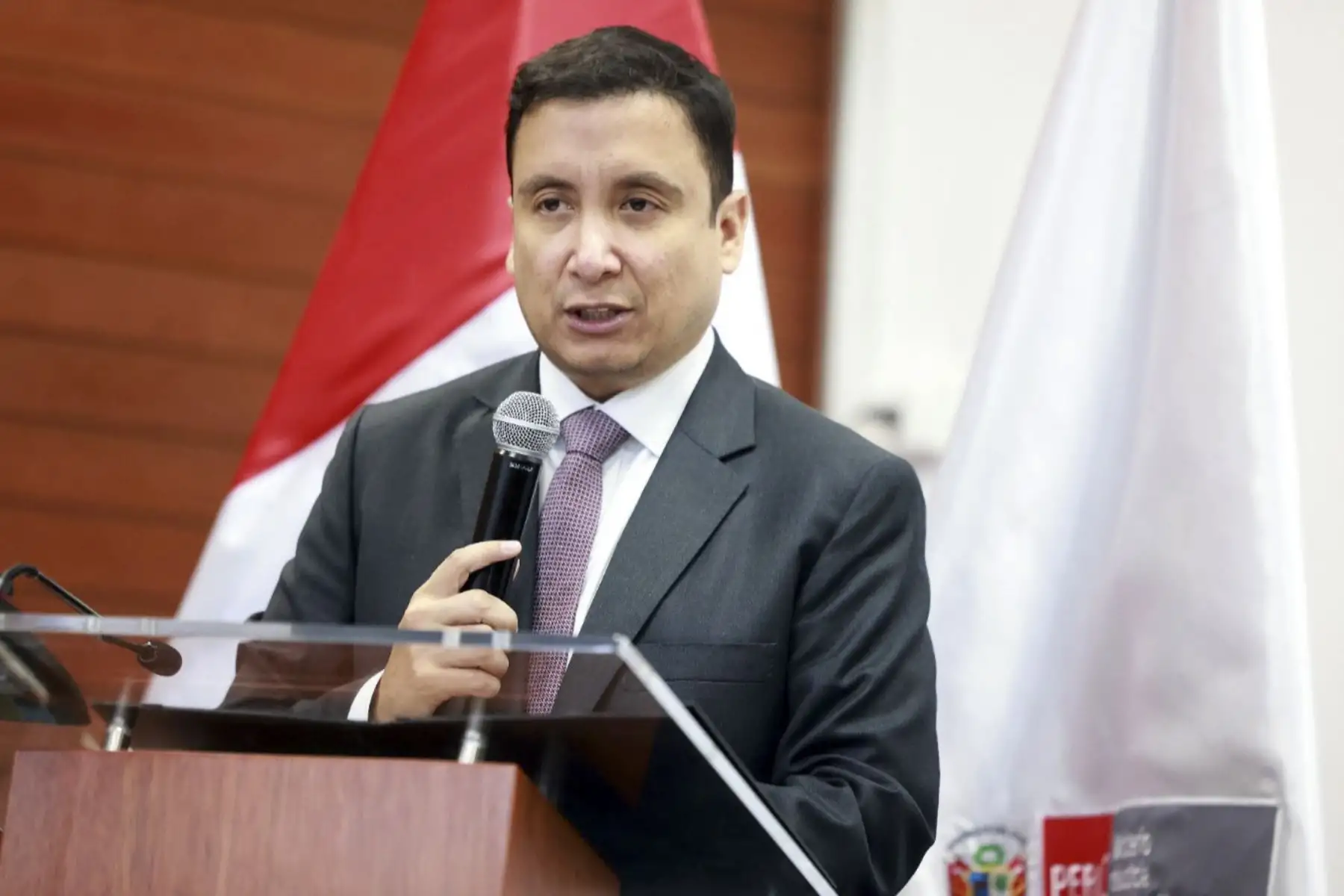 Ministro de Justicia: “El derecho administrativo no puede tener obstáculos burocráticos