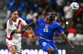 El delantero haitiano Frantzdy Pierrot (20) y el defensa peruano Renzo Garces (15). Foto: AFP