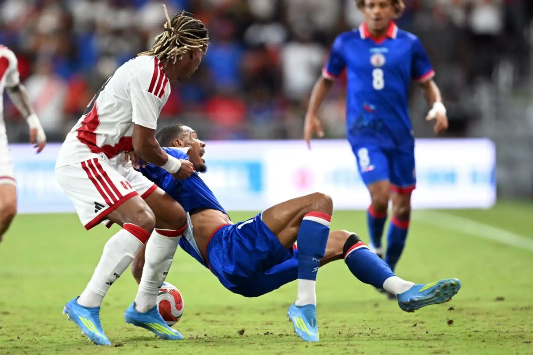 El delantero haitiano Wilson Isidor (derecha), número 18, y el delantero peruano André Carrillo, número 18, luchan por el balón durante el partido amistoso internacional de fútbol entre Haití y Perú en el Estadio Nu de Miami, Florida, el 5 de junio de 2026. (Foto de CHANDAN KHANNA / AFP)