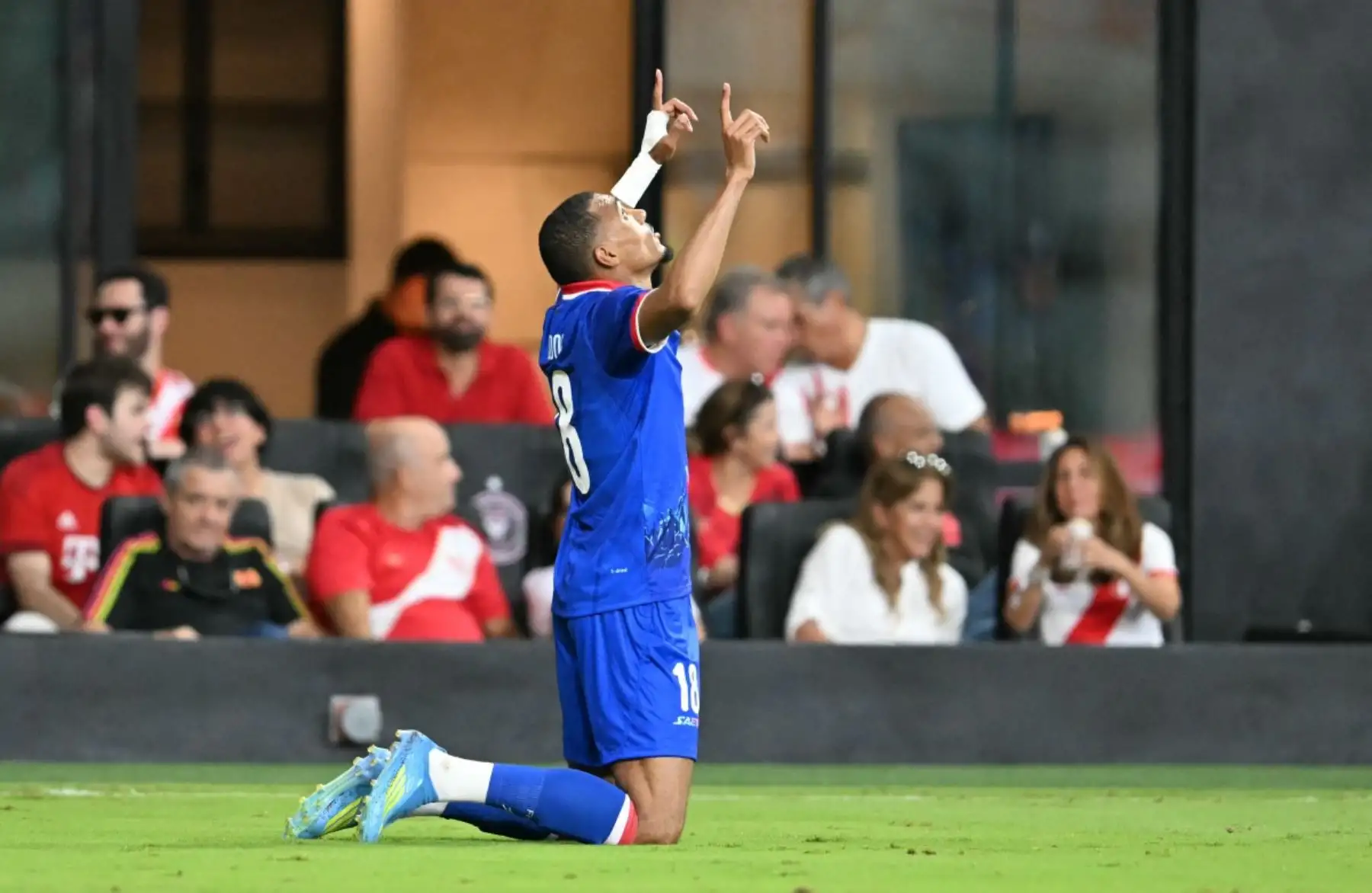 El delantero haitiano Wilson Isidor, número 18, celebra el primer gol de su equipo durante el partido amistoso internacional de fútbol entre Haití y Perú en el Estadio Nu de Miami, Florida, el 5 de junio de 2026. (Foto de CHANDAN KHANNA / AFP)