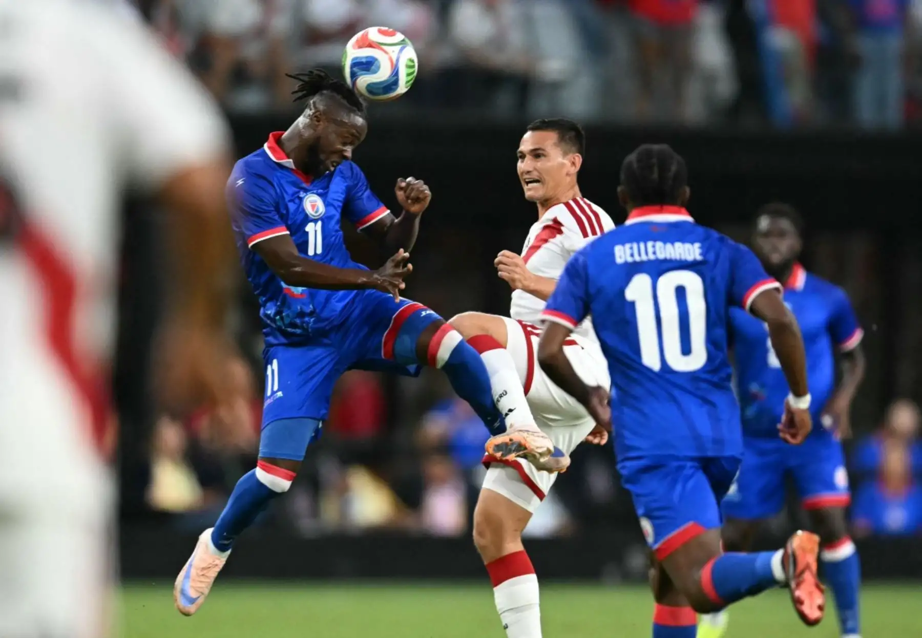 El delantero haitiano número 11, Louicius Don Deedson, y el centrocampista peruano número 11, Jairo Vélez, disputan el balón durante el partido amistoso internacional de fútbol entre Haití y Perú en el Estadio Nu de Miami, Florida, el 5 de junio de 2026. (Foto de CHANDAN KHANNA / AFP)