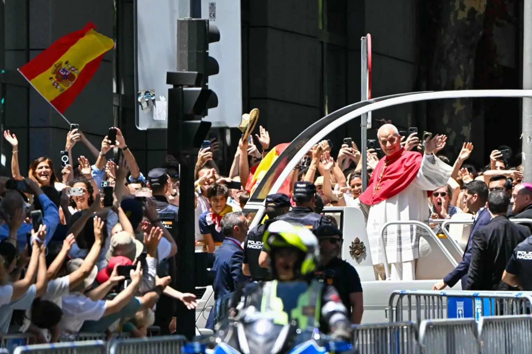El papa León XIV saluda desde su papamóvil a los fieles en Madrid. El papa León XIV visita España del 6 al 12 de junio, con paradas en Madrid, Barcelona y las Islas Canarias, donde se reunirá con migrantes y organizaciones dedicadas a ayudarlos. Foto: ANDINA/AFP