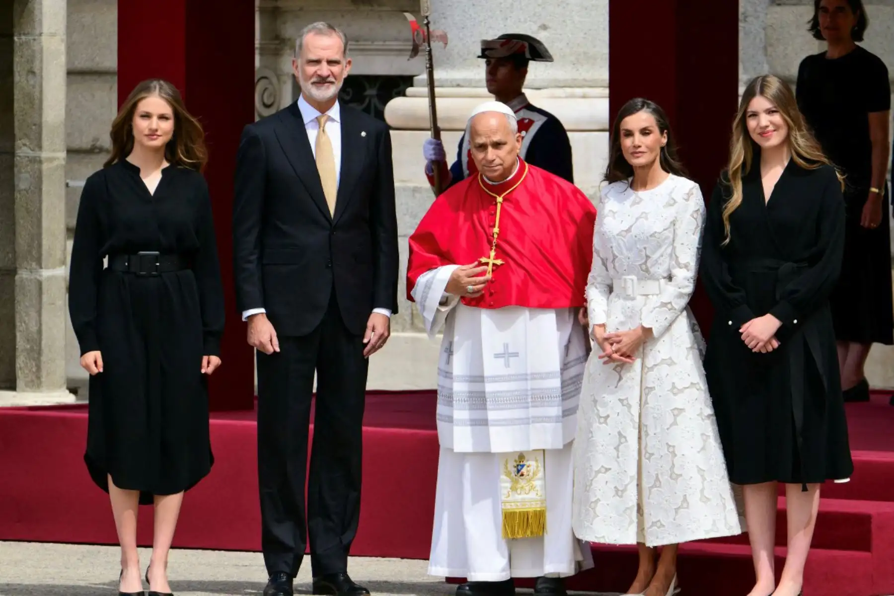 Felipe VI y la reina Letizia, junto con la princesa Leonor  y la princesa Sofía, dan la bienvenida al papa León XIV en el Palacio Real de Madrid el 6 de junio de 2026. El papa León XIV visita España del 6 al 12 de junio, con paradas en Madrid, Barcelona y las Islas Canarias, donde se reunirá con migrantes y organizaciones dedicadas a ayudarlos. Foto: ANDINA/AFP
