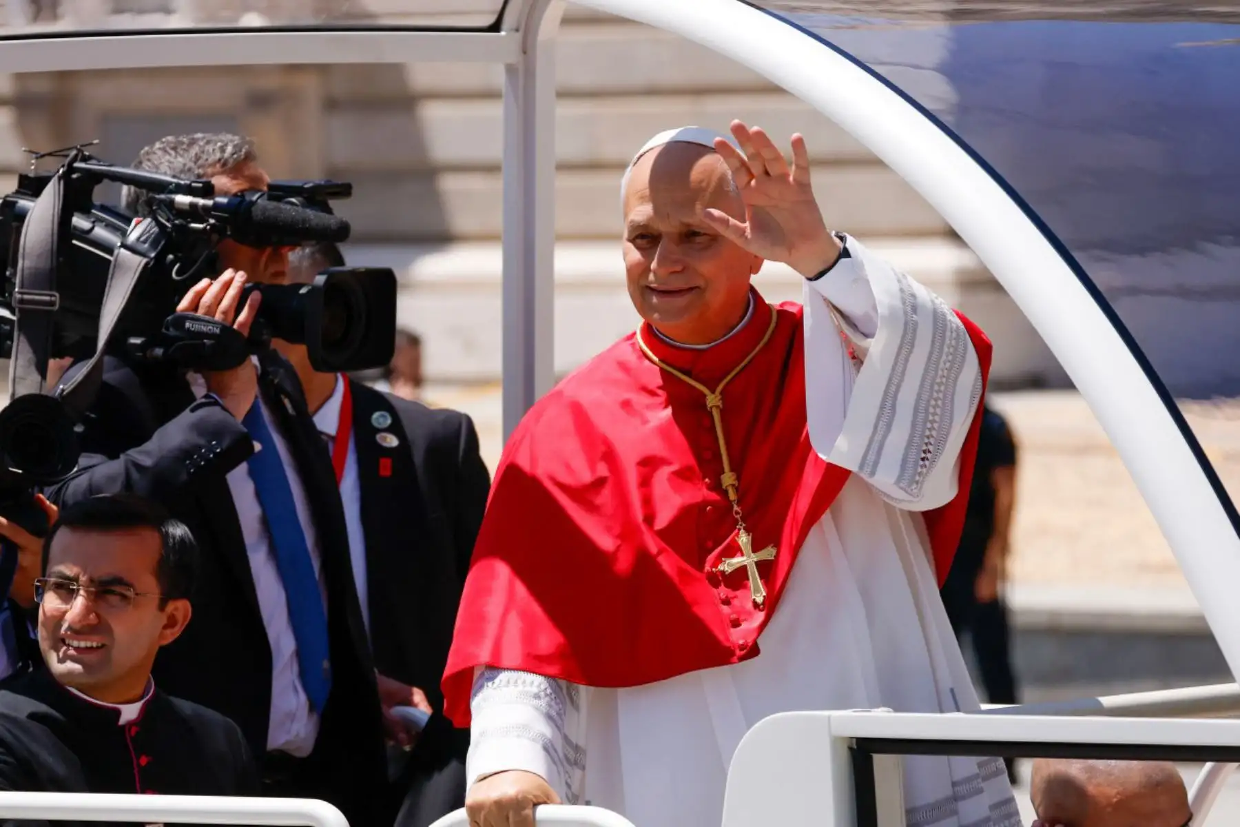 El papa León XIV saluda a los fieles congregados frente al Palacio Real de Madrid. El papa León XIV visita España del 6 al 12 de junio, con paradas en Madrid, Barcelona y las Islas Canarias, donde se reunirá con migrantes y organizaciones dedicadas a ayudarlos. Foto: ANDINA/AFP