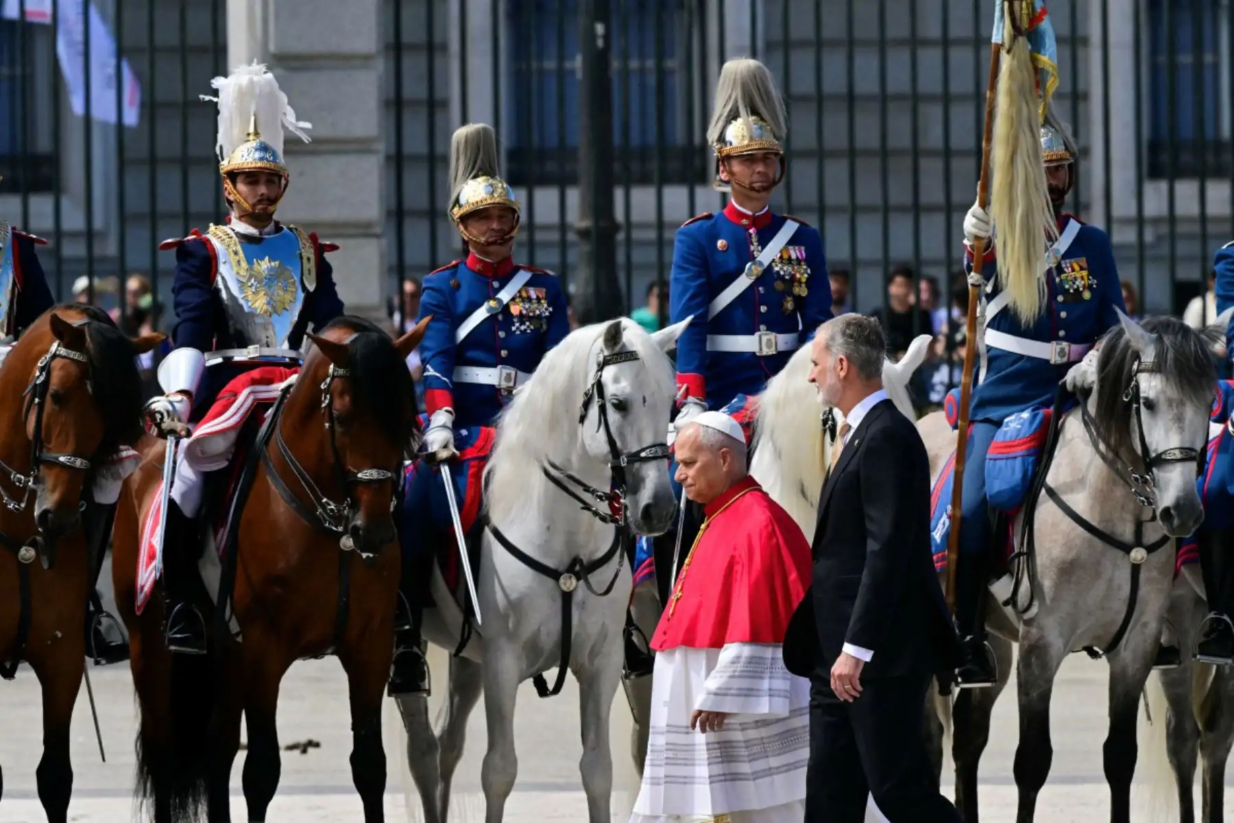 Felipe VI de España y el Papa León XIV pasan revista a la guardia montada en el Palacio Real de Madrid. El Papa León XIV visita España del 6 al 12 de junio, con paradas en Madrid, Barcelona y las Islas Canarias, donde se reunirá con migrantes y organizaciones dedicadas a ayudarlos. Foto: ANDINA/ AFP