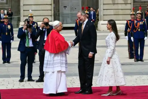 Papa León XIV inició una visita histórica a España