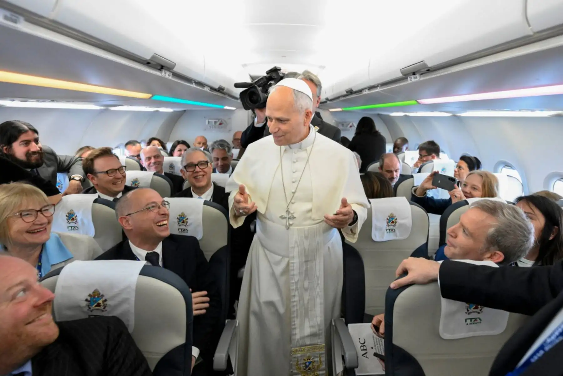 Papa León XIV pronunciando un discurso ante los medios a bordo del avión con destino a Madrid. El Papa León XIV visitará España del 6 al 12 de junio, con escalas en Madrid, Barcelona y las Islas Canarias, donde se reunirá con migrantes y organizaciones dedicadas a ayudarlos. Foto: ANDINA/AFP