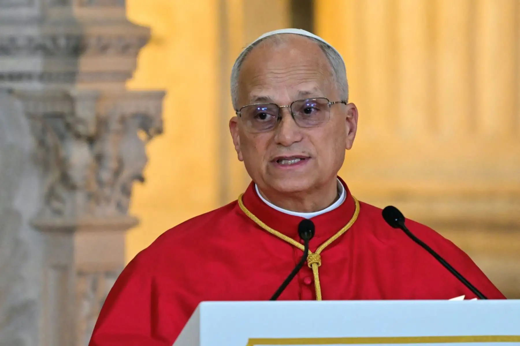 El papa León XIV se dirige a la comunidad diplomática durante una ceremonia de bienvenida en el Palacio Real de Madrid. El papa León XIV visita España del 6 al 12 de junio, con paradas en Madrid, Barcelona y las Islas Canarias, donde se reunirá con migrantes y organizaciones dedicadas a ayudarlos. Foto: ANDINA/AFP