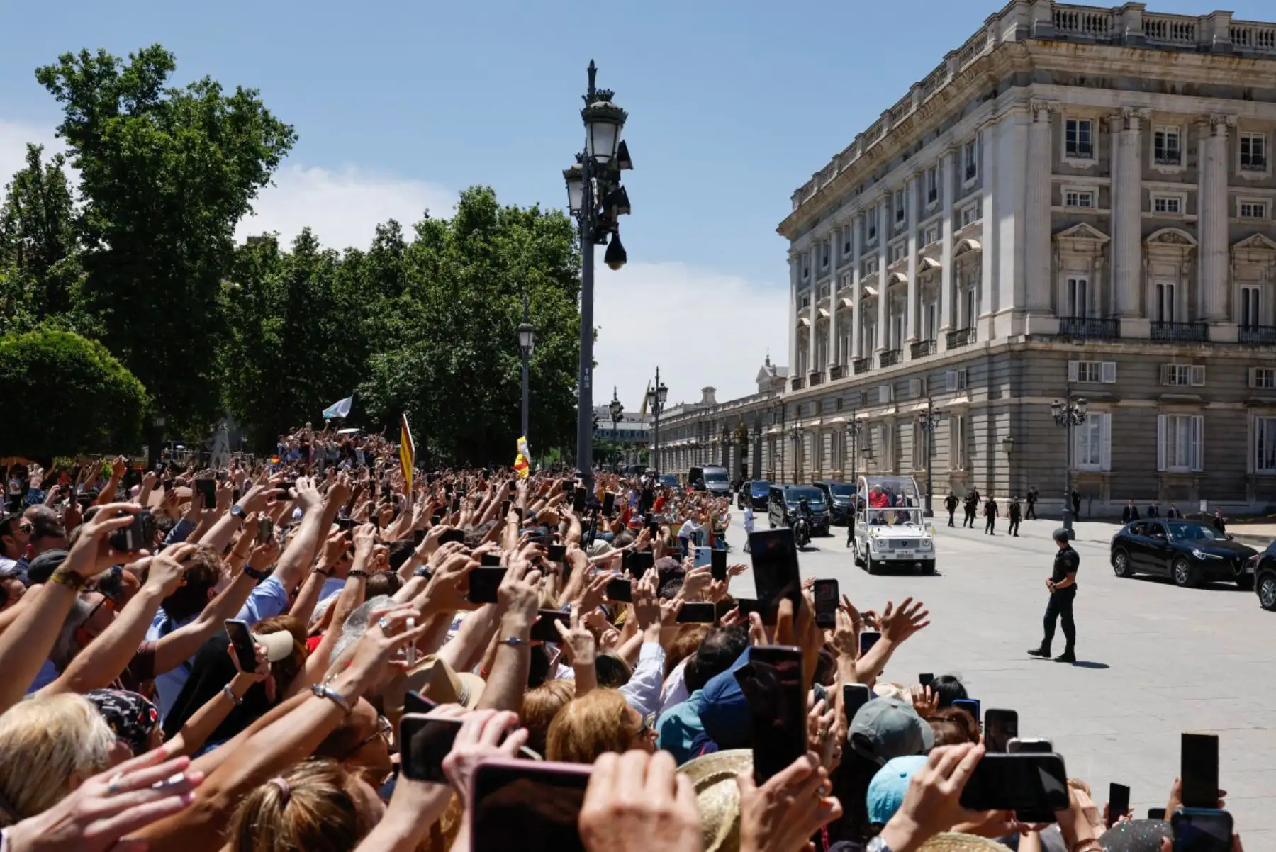 El papa León XIV saluda desde su papamóvil a los fieles congregados frente al Palacio Real de Madrid. El papa León XIV visita España del 6 al 12 de junio, con paradas en Madrid, Barcelona y las Islas Canarias, donde se reunirá con migrantes y organizaciones dedicadas a ayudarlos. Foto: ANDINA/AFP