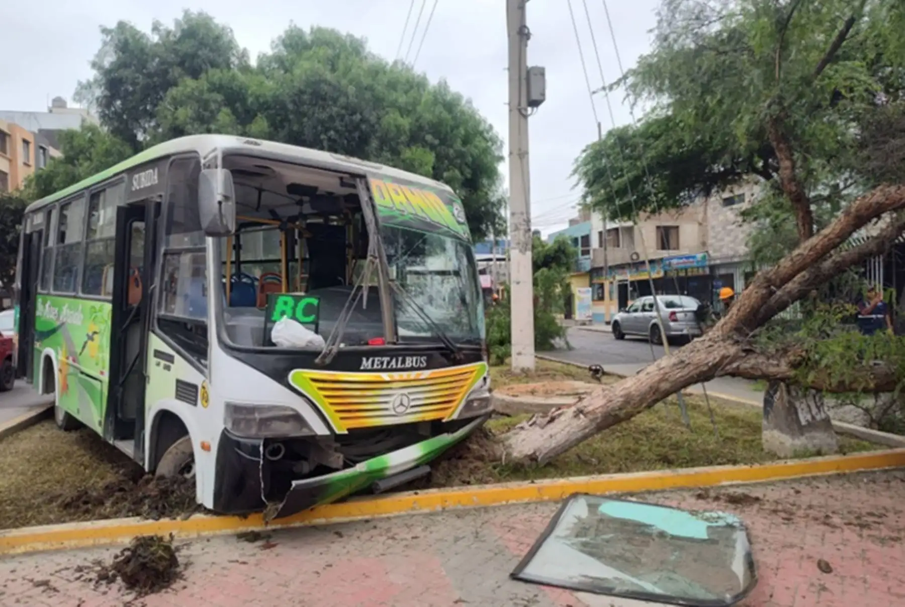 Trujillo: despiste de microbús deja ocho heridos en la avenida América Norte