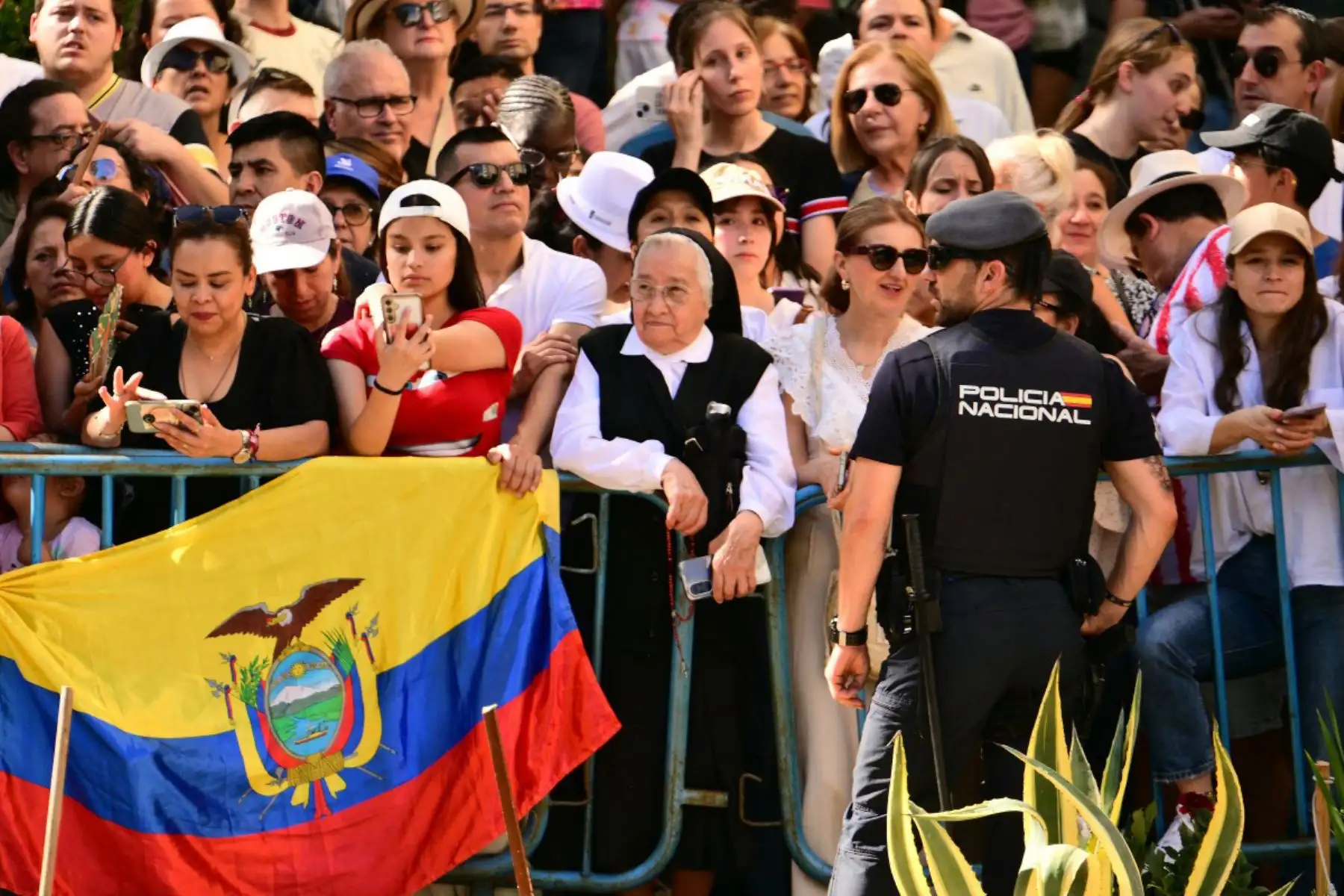 Los fieles esperan la llegada del Papa León XIV para visitar el centro “Cedia 24 Horas” de la organización benéfica Cáritas, que acoge a personas sin hogar en el barrio de Lucero, en Madrid. El Papa León XIV visitará España del 6 al 12 de junio, con paradas en Madrid, Barcelona y las Islas Canarias, donde se reunirá con migrantes y organizaciones dedicadas a ayudarlos. Foto: ANDINA/AFP