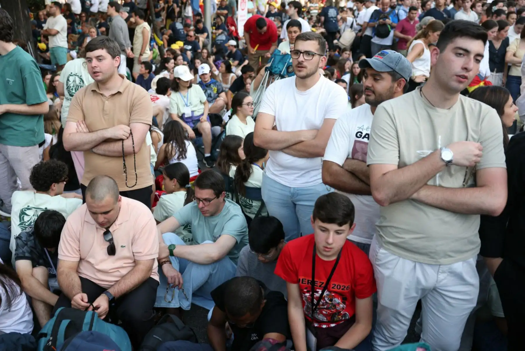 Personas rezan el rosario mientras esperan la llegada del Papa León XIV para dirigir una vigilia de oración con jóvenes en la Plaza de Lima de Madrid. El Papa León XIV visita España del 6 al 12 de junio, con paradas en Madrid, Barcelona y las Islas Canarias, donde se reunirá con migrantes y organizaciones dedicadas a ayudarlos. Foto: ANDINA/AFP