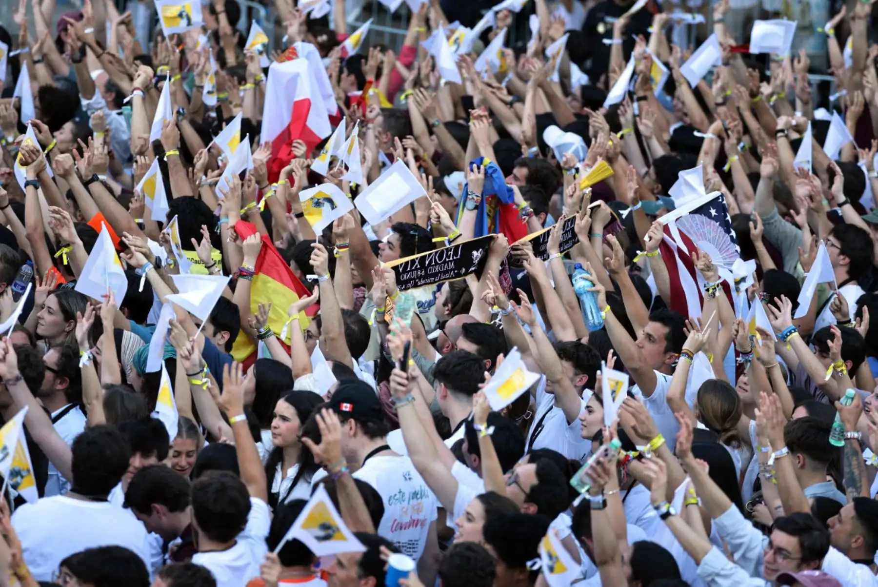 Jóvenes se reúnen en una vigilia de oración con el Papa León XIV en la Plaza de Lima de Madrid. El Papa León XIV visita España del 6 al 12 de junio, con paradas en Madrid, Barcelona y las Islas Canarias, donde se reunirá con migrantes y organizaciones dedicadas a ayudarlos. Foto: ANDINA/AFP