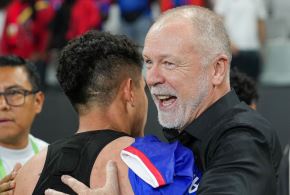 Mano Menezes consiguió su primera victoria como DT de Perú ante Haití (2-1). Foto: La Bicolor. 