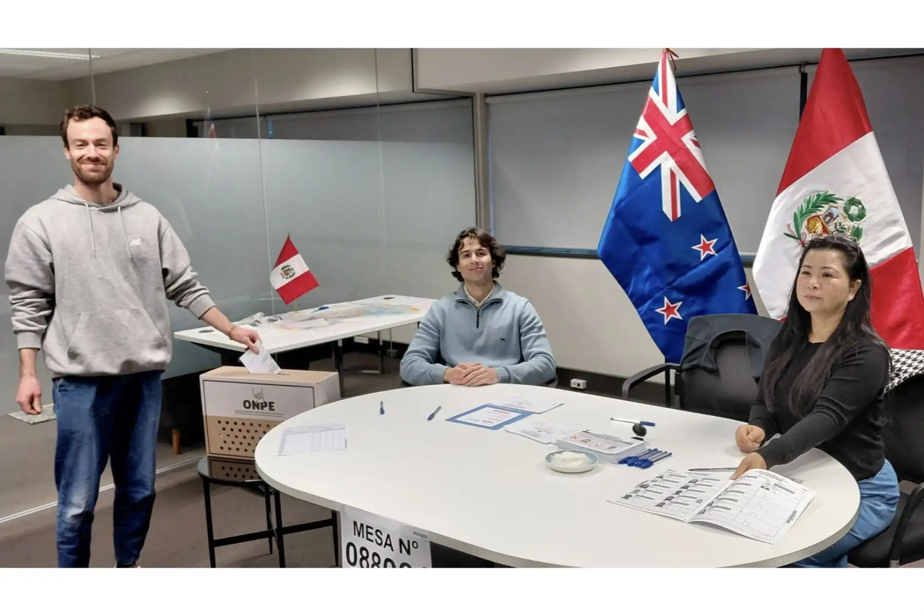 La segunda elección presidencial del Perú comenzó oficialmente este sábado 6 de junio con la apertura de las mesas de votación en Nueva Zelanda, donde se emitió el primer voto del proceso electoral. En las ciudades de Wellington y Auckland se instalaron con éxito las tres mesas previstas para 841 peruanos residentes. En total, 1.19 millones de ciudadanos están habilitados para sufragar en el exterior. Foto: Cancillería