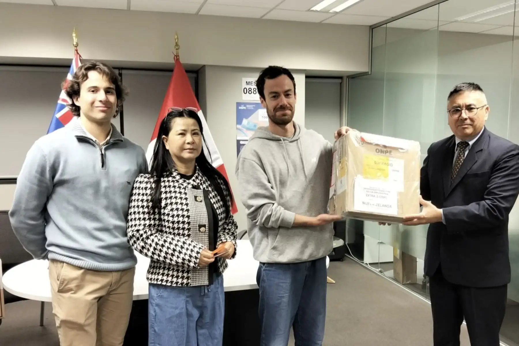 La segunda elección presidencial del Perú comenzó oficialmente este sábado 6 de junio con la apertura de las mesas de votación en Nueva Zelanda, donde se emitió el primer voto del proceso electoral. En las ciudades de Wellington y Auckland se instalaron con éxito las tres mesas previstas para 841 peruanos residentes. En total, 1.19 millones de ciudadanos están habilitados para sufragar en el exterior. Foto: Cancillería