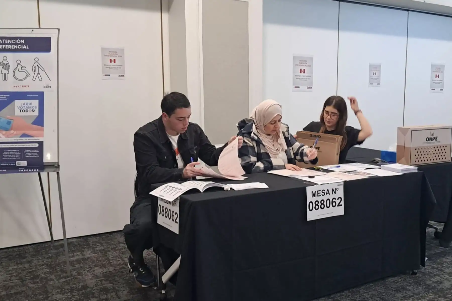 La segunda elección presidencial del Perú comenzó oficialmente este sábado 6 de junio con la apertura de las mesas de votación en Nueva Zelanda, donde se emitió el primer voto del proceso electoral. En las ciudades de Wellington y Auckland se instalaron con éxito las tres mesas previstas para 841 peruanos residentes. En total, 1.19 millones de ciudadanos están habilitados para sufragar en el exterior. Foto: Cancillería