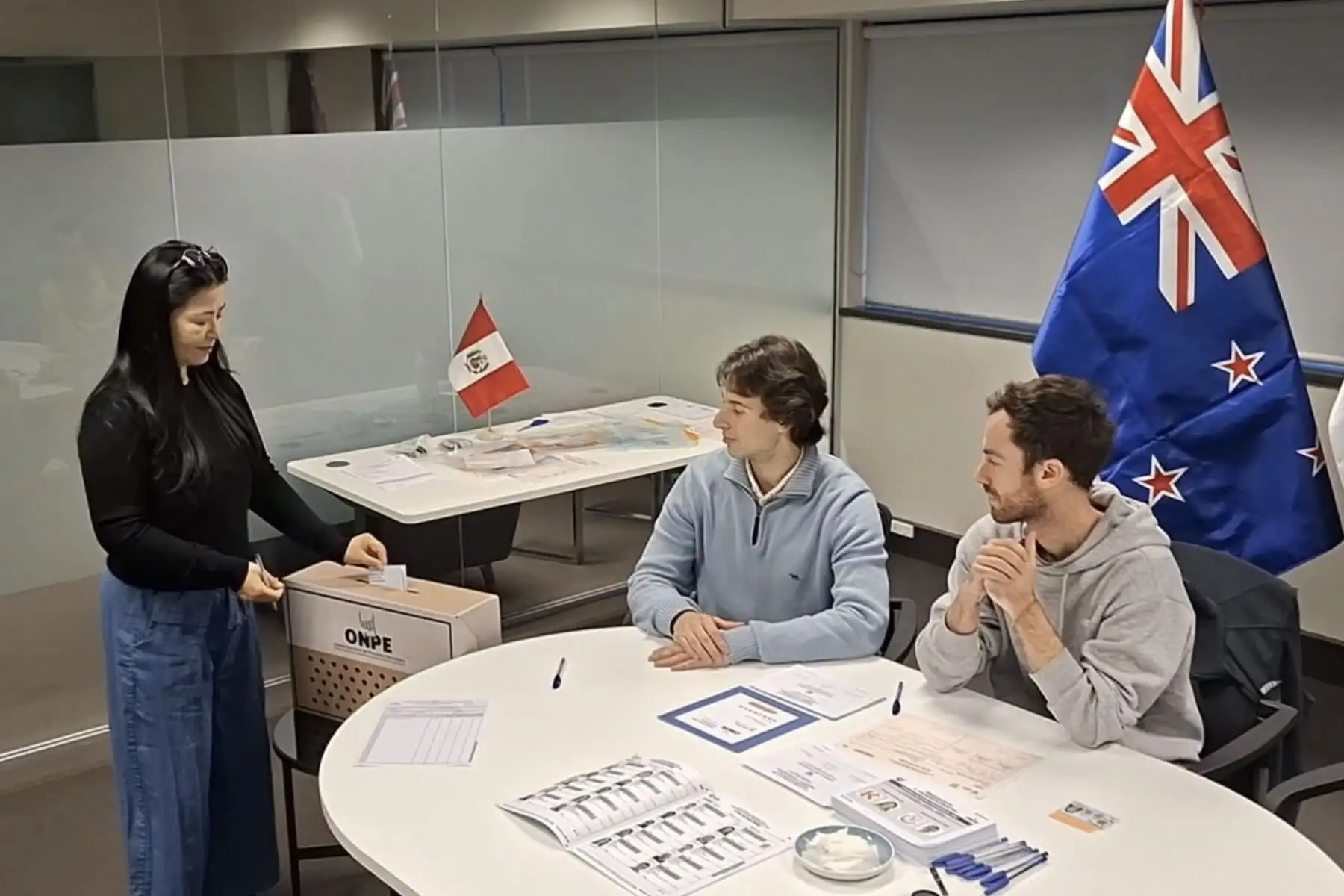 La segunda elección presidencial del Perú comenzó oficialmente este sábado 6 de junio con la apertura de las mesas de votación en Nueva Zelanda, donde se emitió el primer voto del proceso electoral. En las ciudades de Wellington y Auckland se instalaron con éxito las tres mesas previstas para 841 peruanos residentes. En total, 1.19 millones de ciudadanos están habilitados para sufragar en el exterior. Foto: Cancillería
