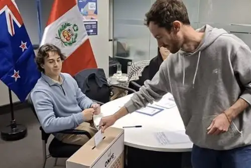 Elecciones 2026: peruanos en Nueva Zelanda emiten los primeros votos de la jornada electoral