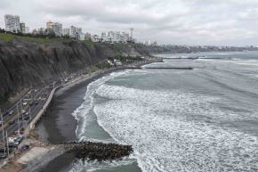 Indeci recomienda asegurar los techos y los largueros a las paredes, reforzar los vidrios de las ventanas, así como permanecer alejado de equipos eléctricos, materiales punzocortantes y estructuras afectadas por el viento. Foto: ANDINA/Difusión