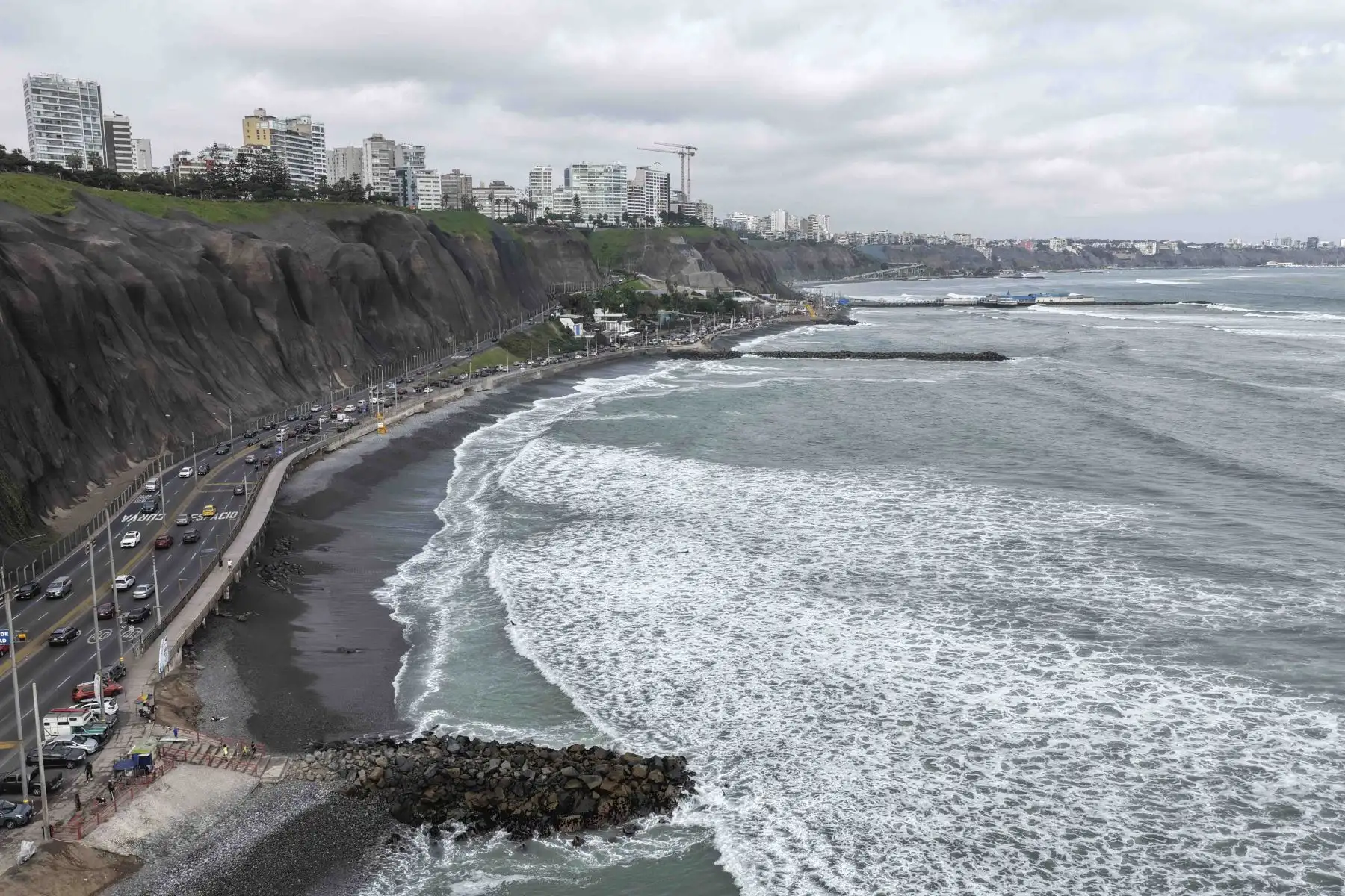 Ante la presencia de oleajes anómalos en el litoral de la Costa Verde, la Municipalidad de Miraflores dispuso el cierre del acceso a las nueve playas del distrito desde la noche del sábado 6 hasta la mañana del lunes 8 de junio de 2026. Foto: ANDINA/Daniel Bracamonte