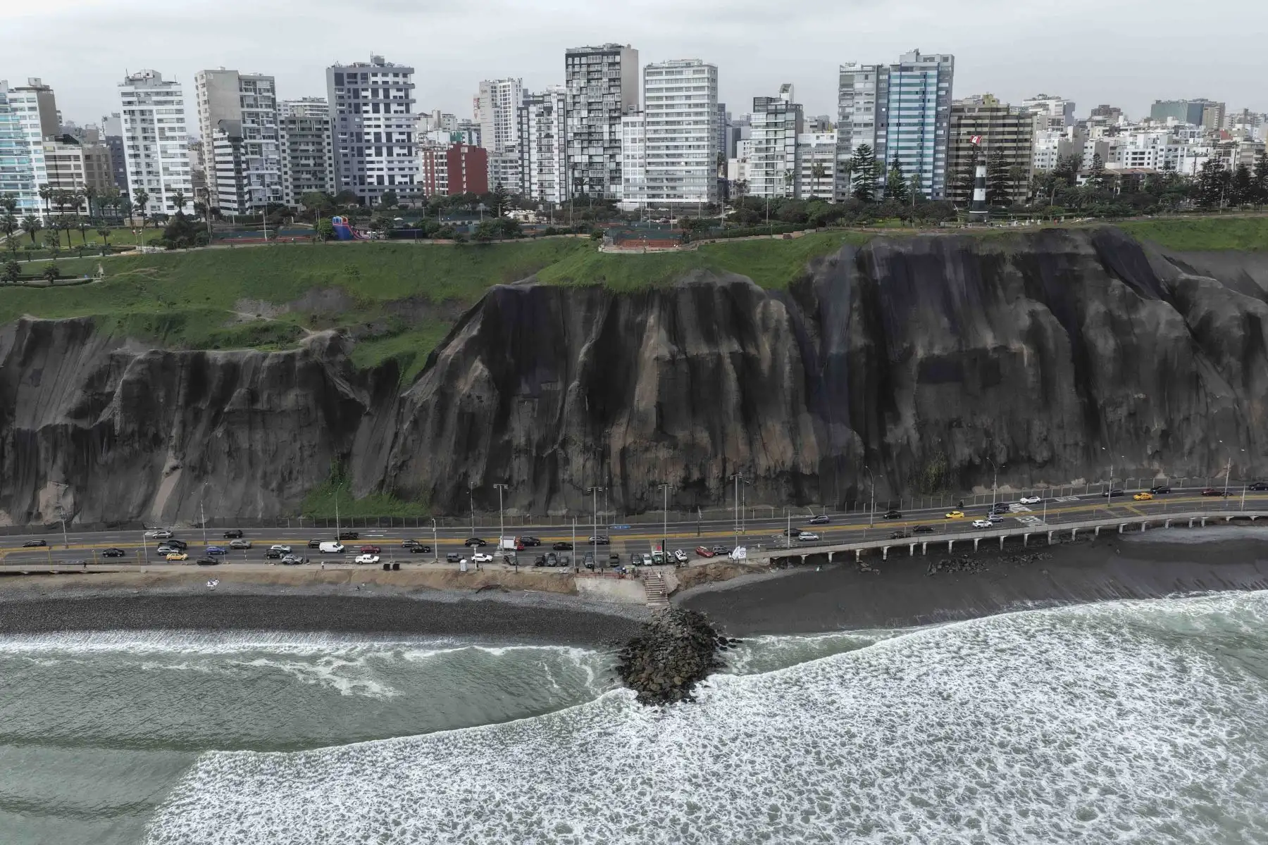 Ante la presencia de oleajes anómalos en el litoral de la Costa Verde, la Municipalidad de Miraflores dispuso el cierre del acceso a las nueve playas del distrito desde la noche del sábado 6 hasta la mañana del lunes 8 de junio de 2026. Foto: ANDINA/Daniel Bracamonte