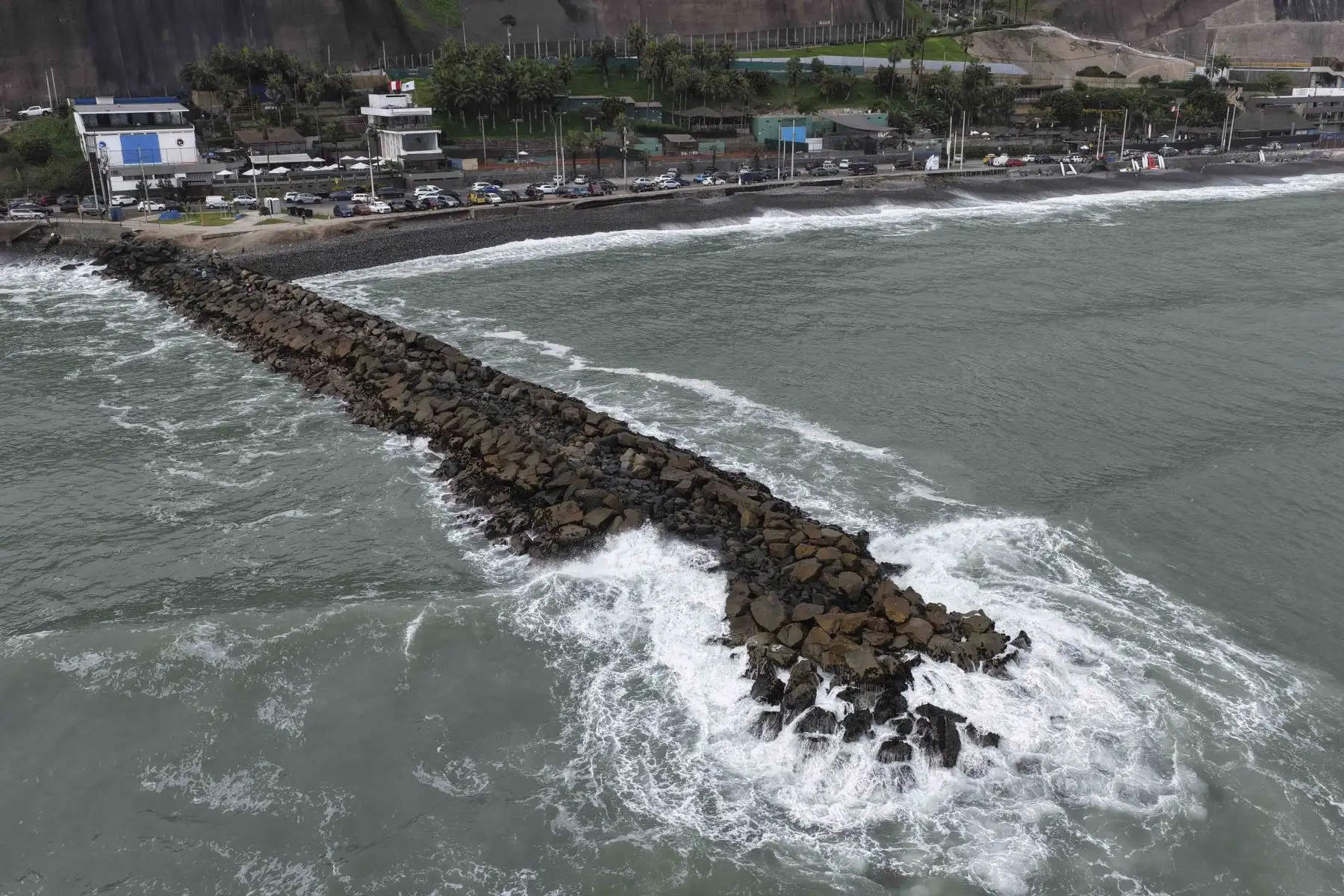 Ante la presencia de oleajes anómalos en el litoral de la Costa Verde, la Municipalidad de Miraflores dispuso el cierre del acceso a las nueve playas del distrito desde la noche del sábado 6 hasta la mañana del lunes 8 de junio de 2026. Foto: ANDINA/Daniel Bracamonte