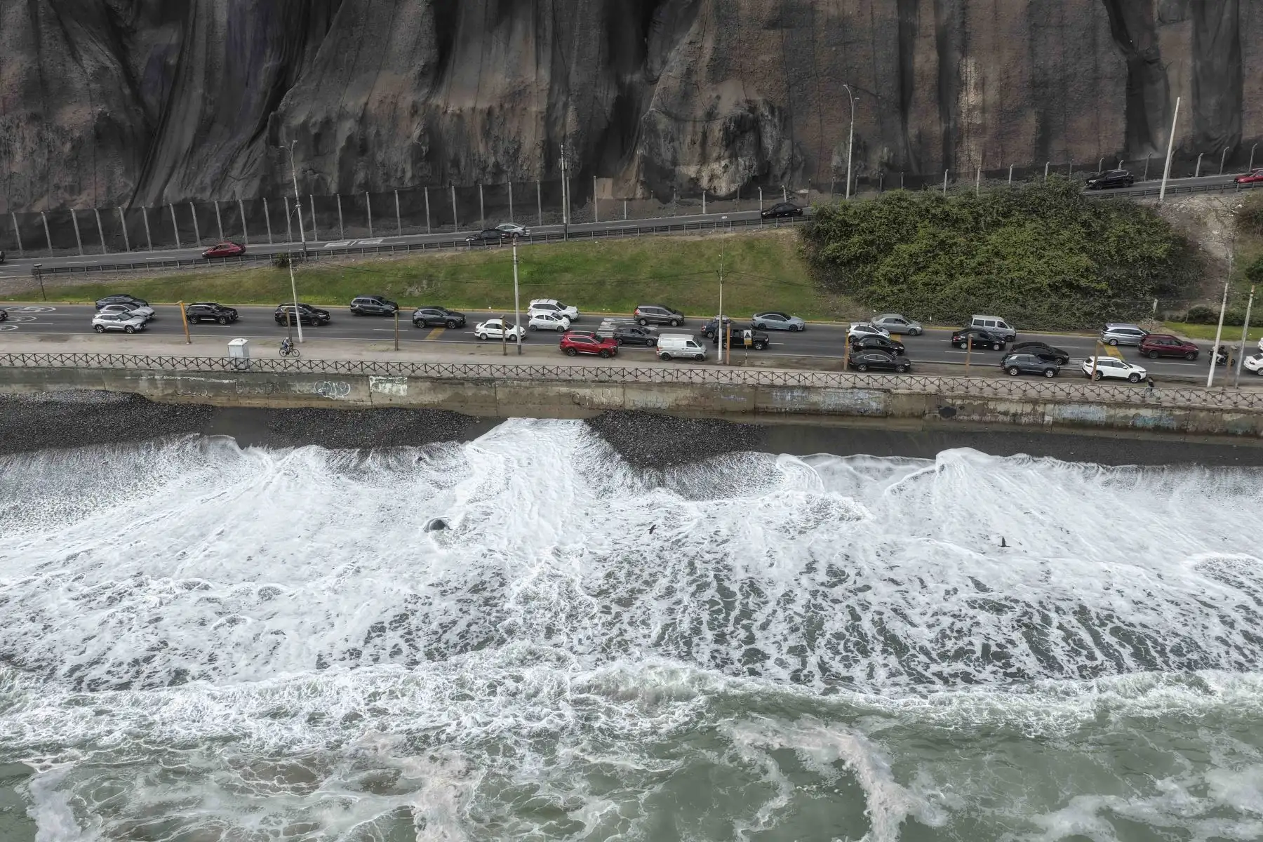 Ante la presencia de oleajes anómalos en el litoral de la Costa Verde, la Municipalidad de Miraflores dispuso el cierre del acceso a las nueve playas del distrito desde la noche del sábado 6 hasta la mañana del lunes 8 de junio de 2026. Foto: ANDINA/Daniel Bracamonte