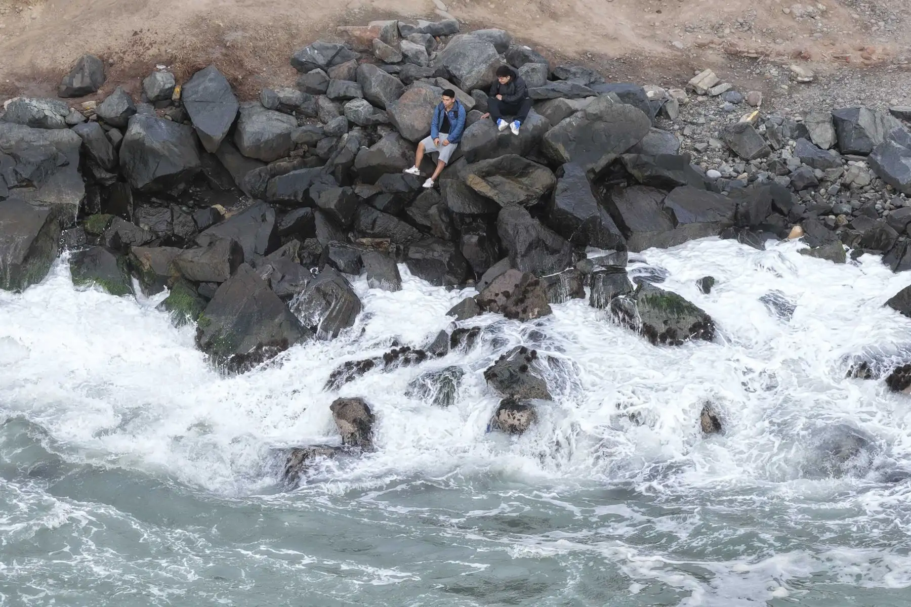 Ante la presencia de oleajes anómalos en el litoral de la Costa Verde, la Municipalidad de Miraflores dispuso el cierre del acceso a las nueve playas del distrito desde la noche del sábado 6 hasta la mañana del lunes 8 de junio de 2026. Foto: ANDINA/Daniel Bracamonte