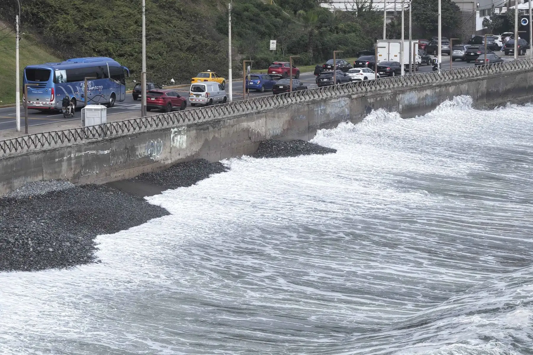 Ante la presencia de oleajes anómalos en el litoral de la Costa Verde, la Municipalidad de Miraflores dispuso el cierre del acceso a las nueve playas del distrito desde la noche del sábado 6 hasta la mañana del lunes 8 de junio de 2026. Foto: ANDINA/Daniel Bracamonte