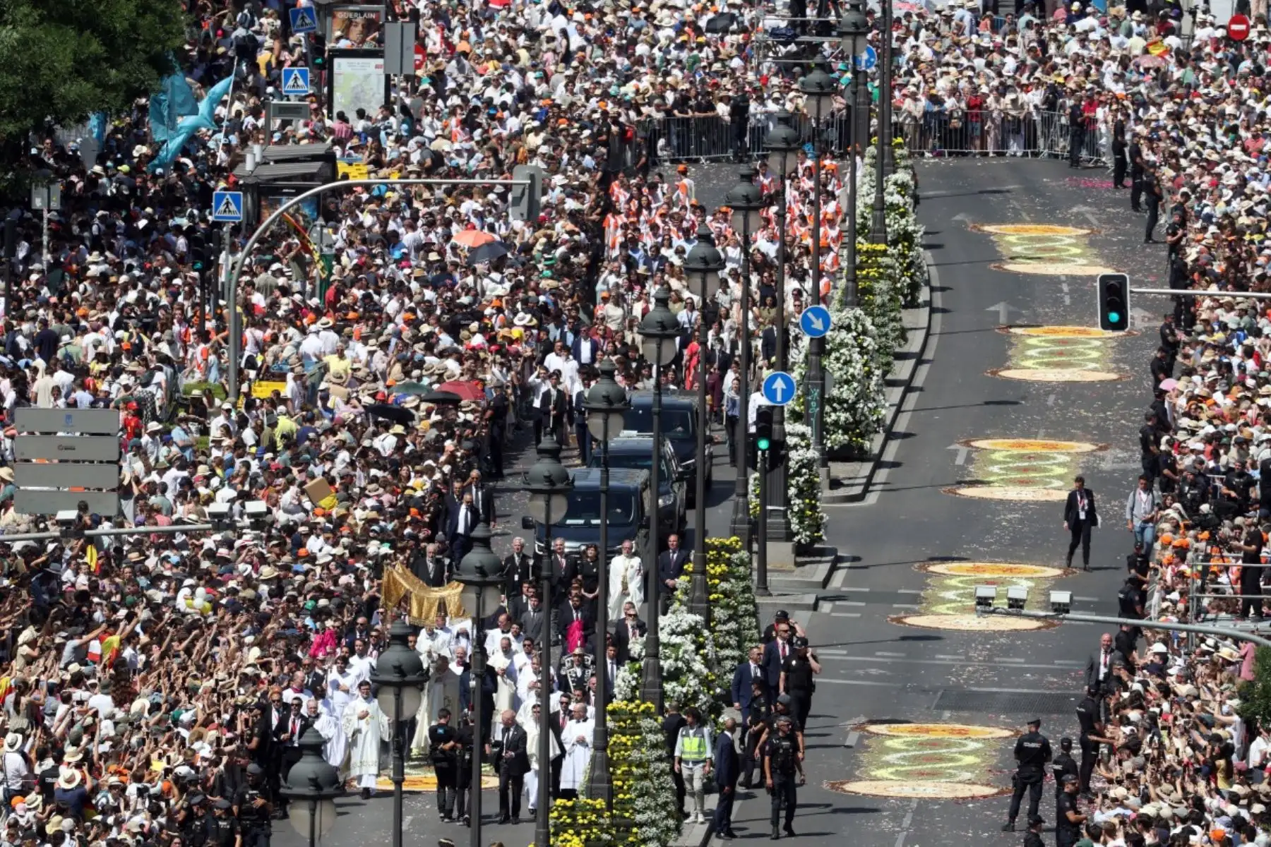 La multitud abarrota la calle Alcalá mientras el Papa León XIV camina bajo un dosel procesional portando la custodia con la Sagrada Hostia durante la procesión del Corpus Christi, tras la Santa Misa celebrada en la Plaza de Cibeles de Madrid el 7 de junio de 2026. Foto: AFP
