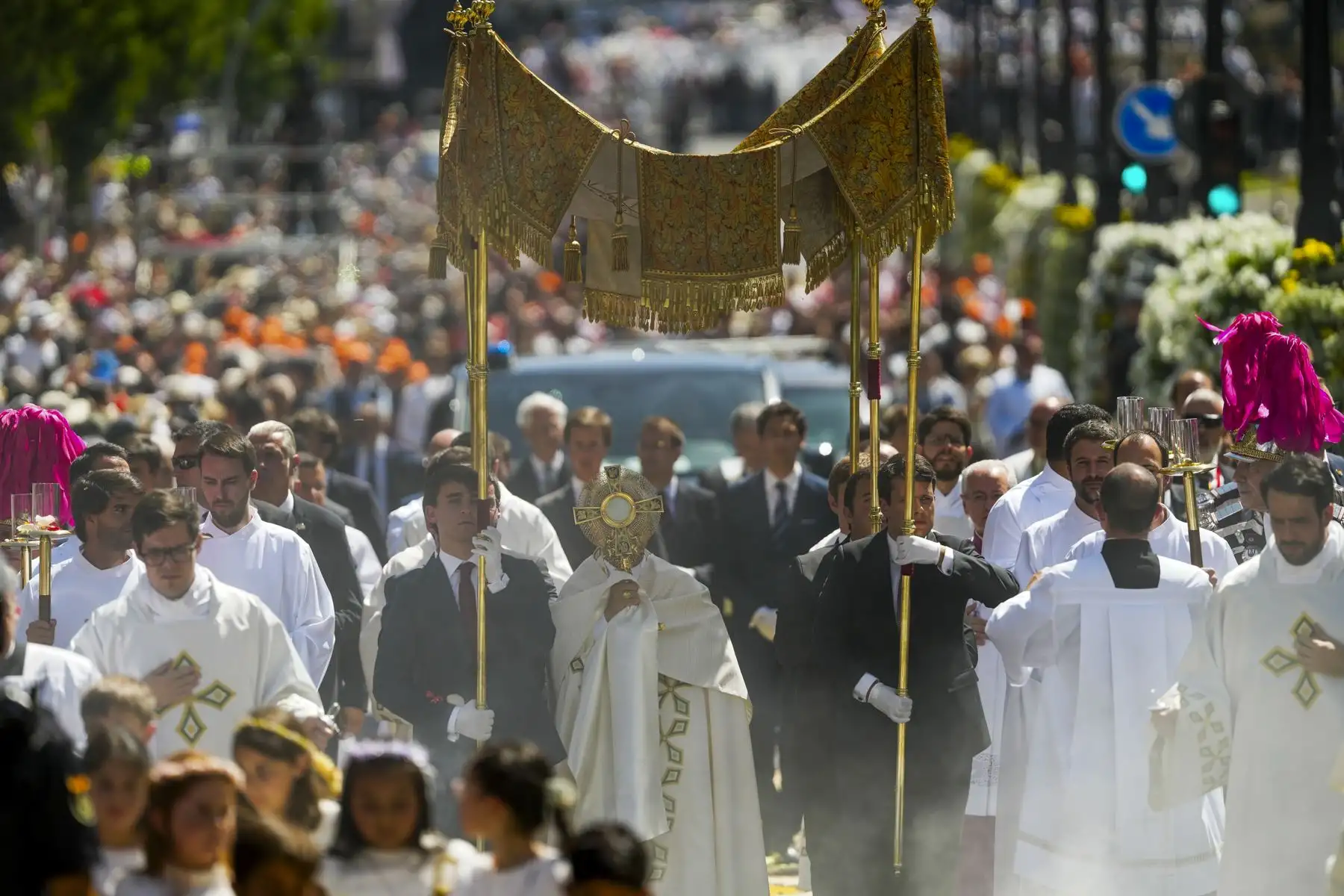 El papa León XIV participa en la procesión del Corpus Christi tras la misa oficiada este domingo en la Plaza de Cibeles de Madrid. Foto: EFE