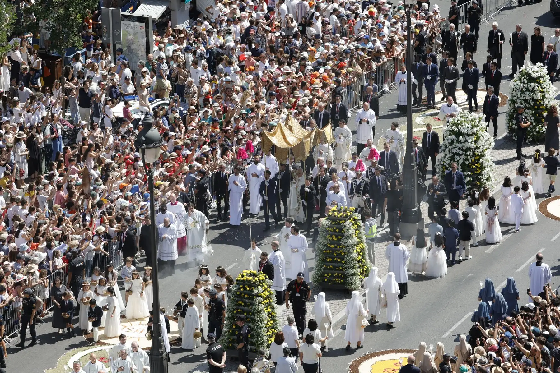 El papa León XIV durante la procesión del Corpus Christi tras la misa oficiada este domingo en la Plaza de Cibeles de Madrid. Foto: EFE