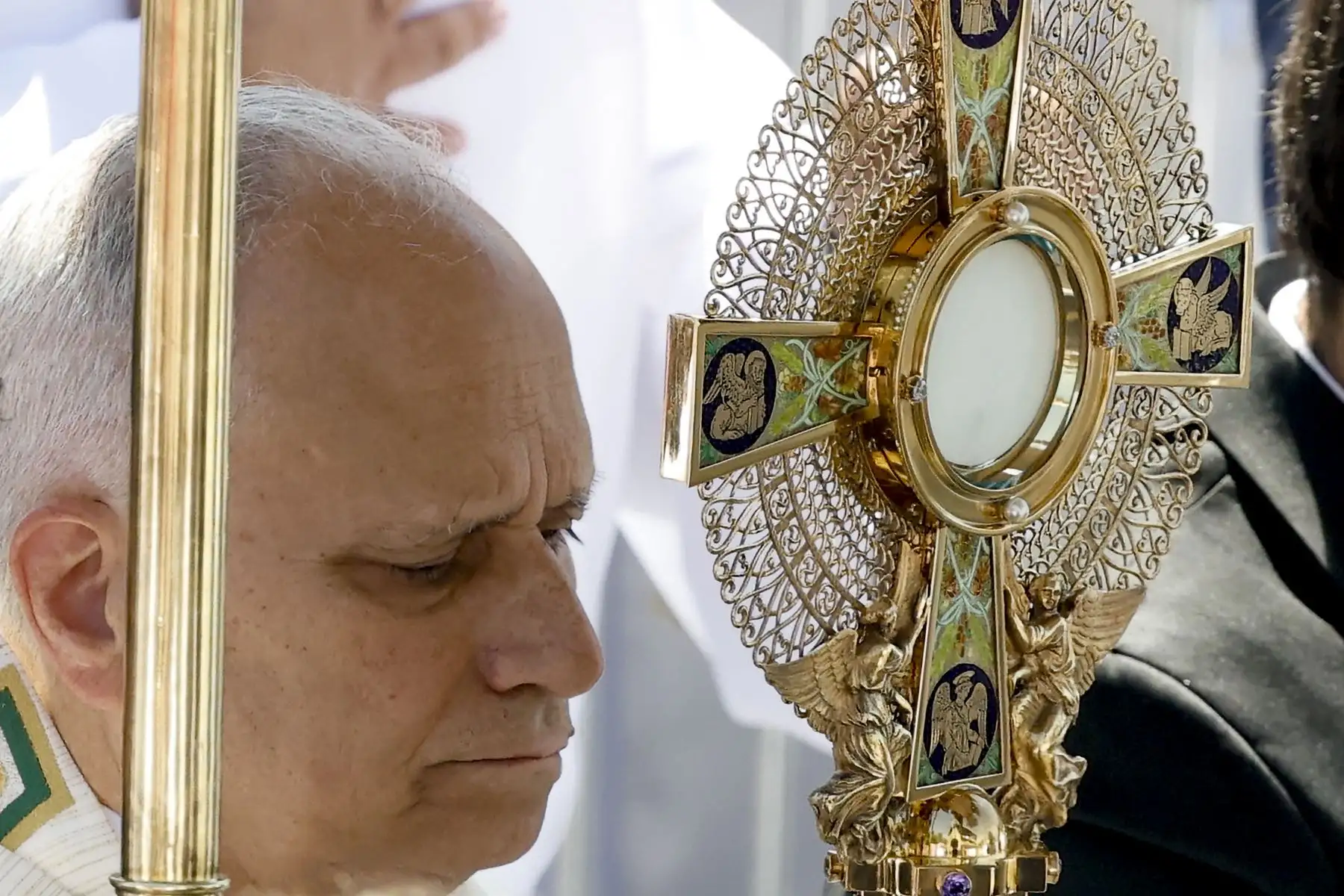 El papa León XIV durante la procesión del Corpus Christi tras la misa oficiada este domingo en la Plaza de Cibeles de Madrid. Foto: EFE