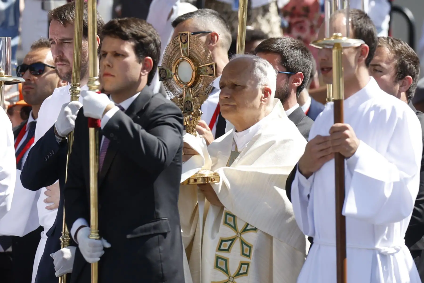 El papa León XIV durante la procesión del Corpus Christi tras la misa oficiada este domingo en la Plaza de Cibeles de Madrid. Foto: EFE