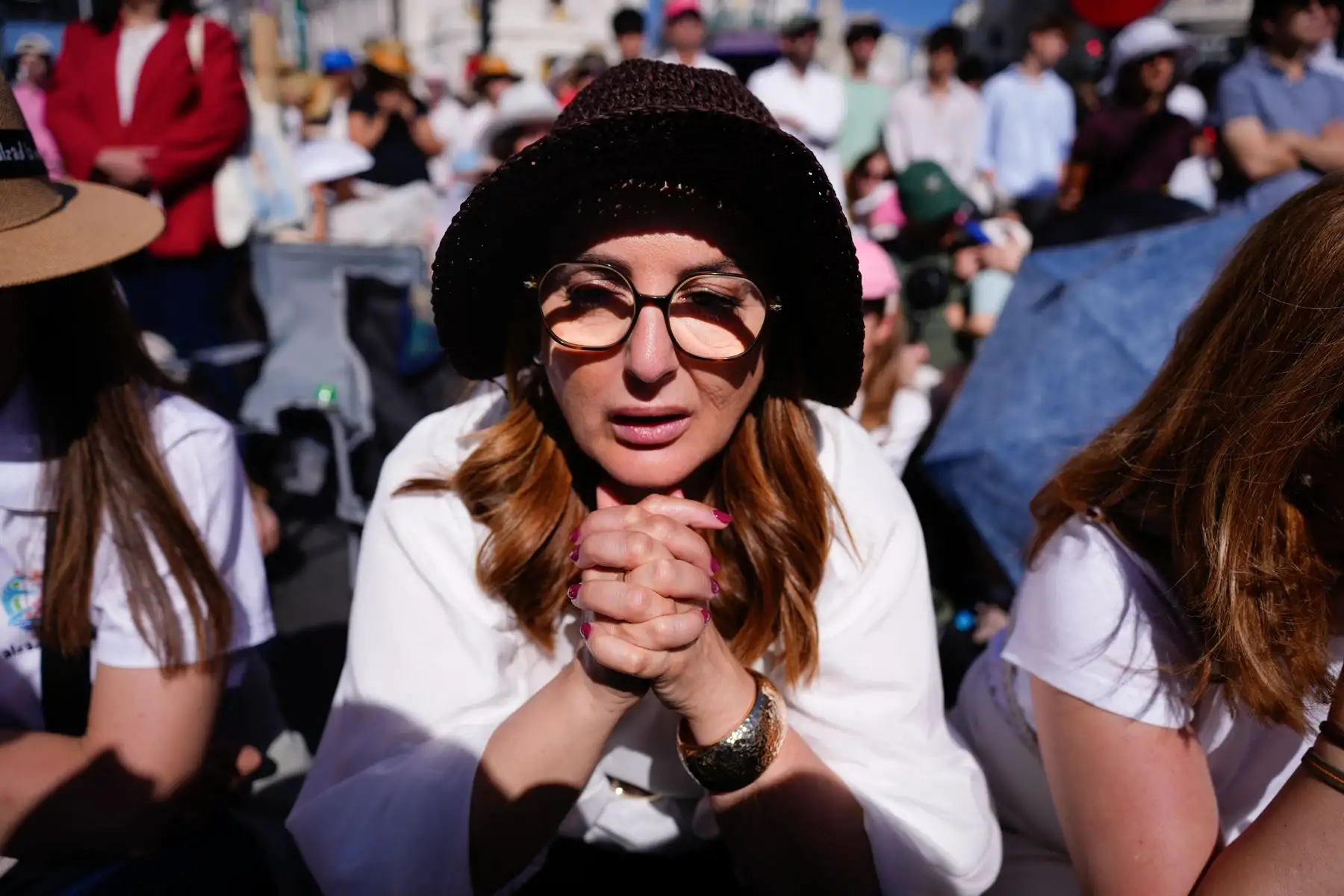 Numerosas personas rezan en las inmediaciones de Cibeles durante la misa de Corpus Christi que preside el papa León XIV este domingo en Madrid. Foto: EFE
