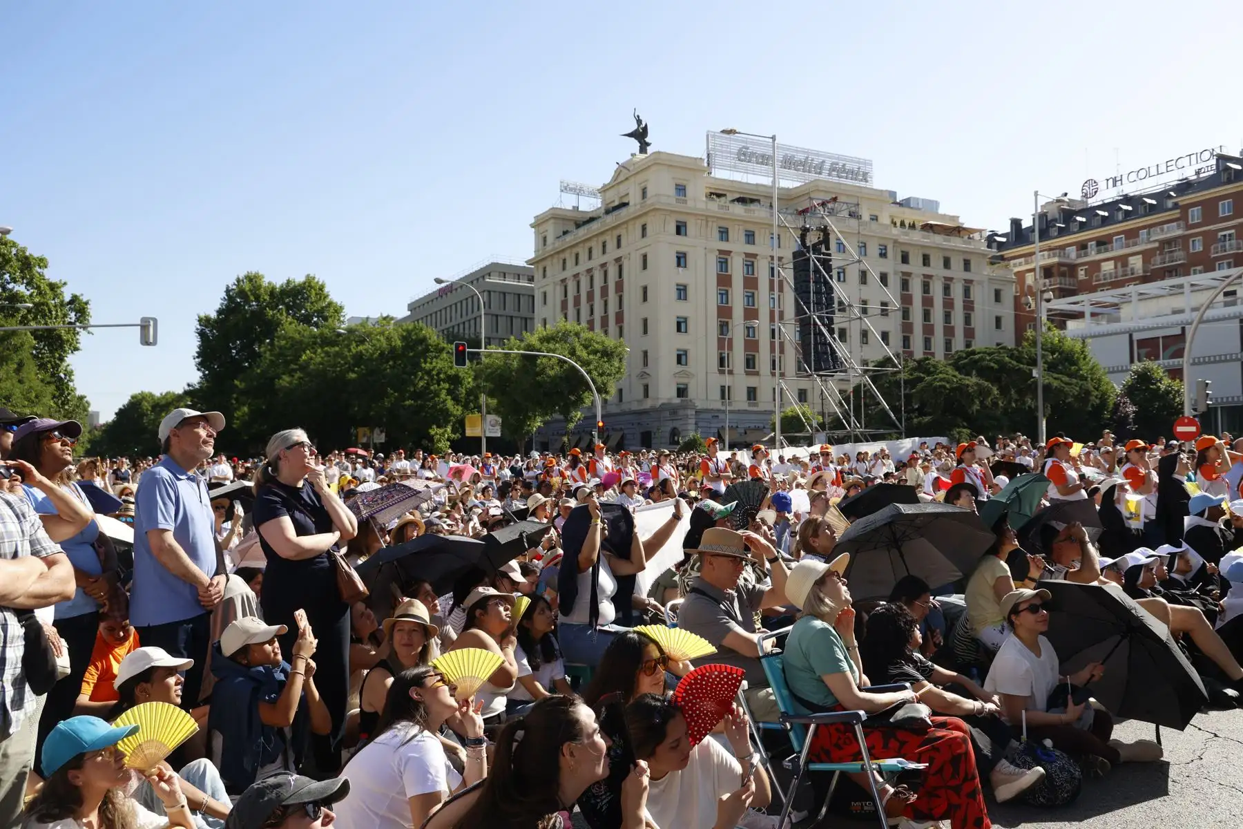 Numerosas personas rezan en las inmediaciones de Cibeles durante la misa de Corpus Christi que preside el papa León XIV este domingo en Madrid. Foto: EFE