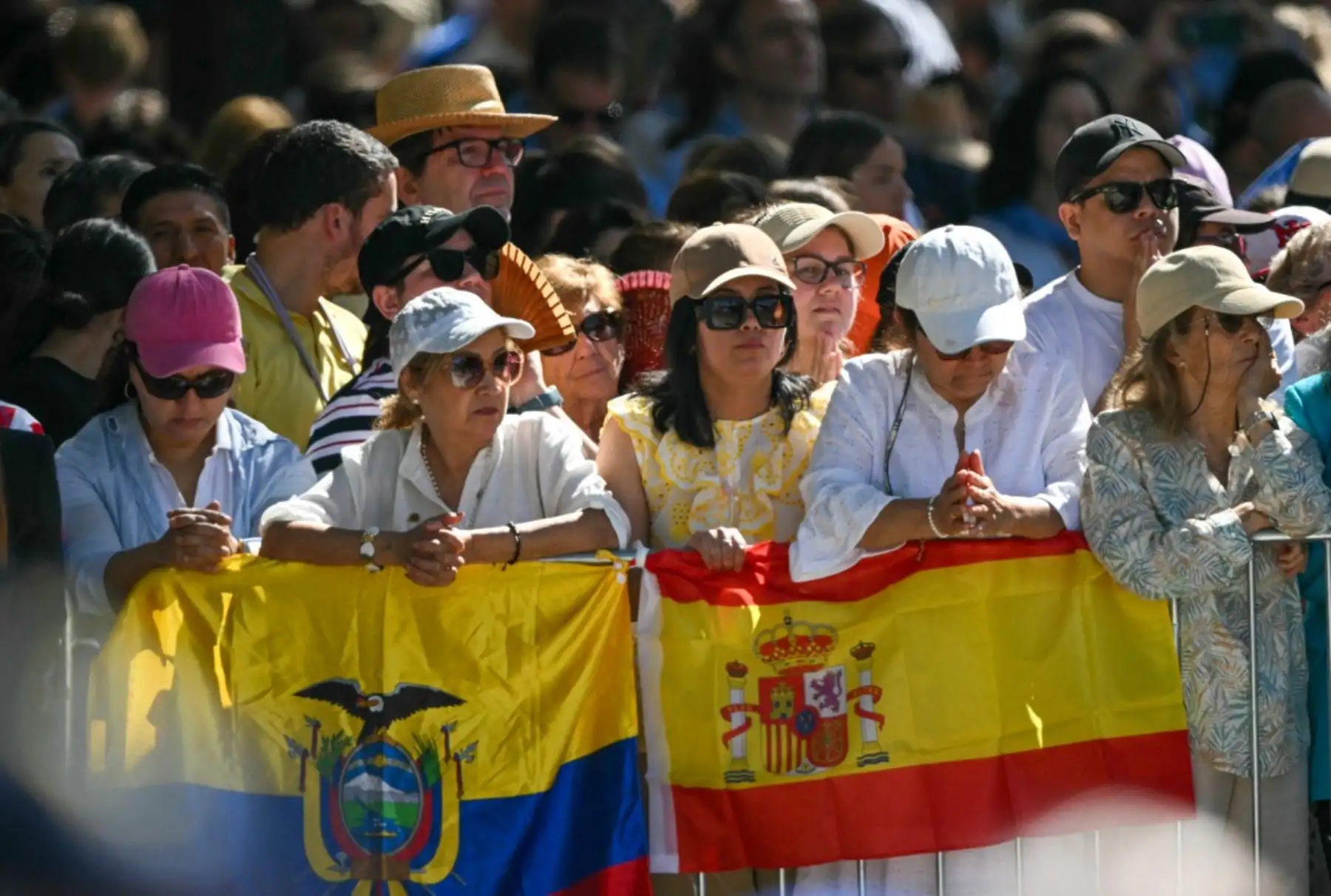 Los fieles asisten a la Santa Misa oficiada por el Papa León XIV en la Plaza de Cibeles de Madrid el 7 de junio de 2026. El Papa León XIV visita España del 6 al 12 de junio. Foto: EFE