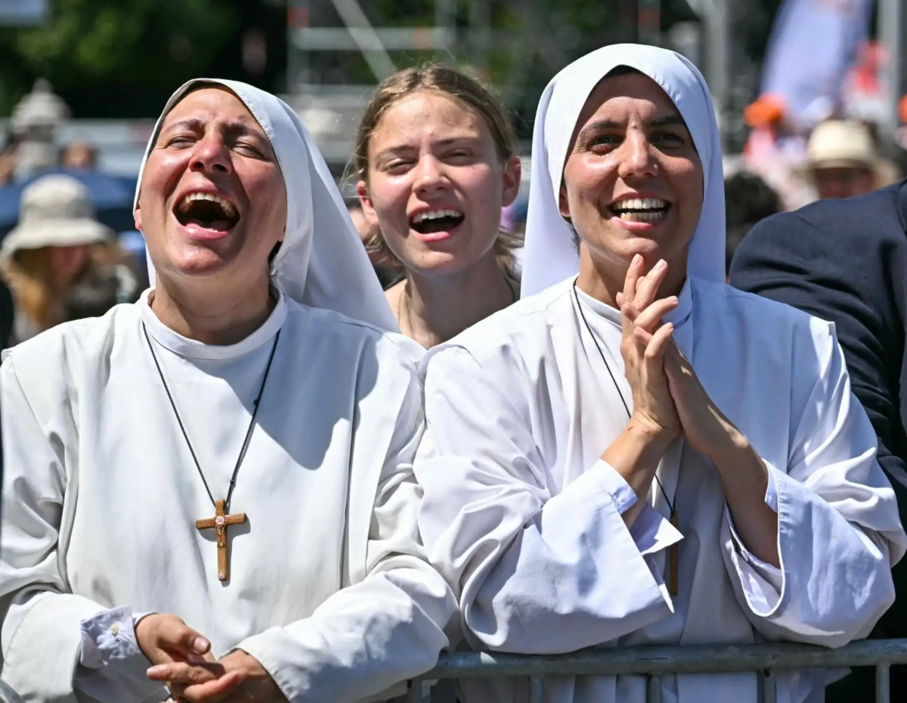 Los fieles asisten a la Santa Misa oficiada por el Papa León XIV en la Plaza de Cibeles de Madrid el 7 de junio de 2026. El Papa León XIV visita España del 6 al 12 de junio. Foto: EFE
