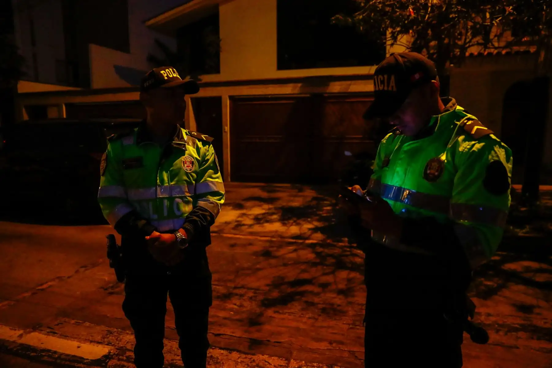 Efectivos de la PNP y las FF.AA. resguardan la seguridad en diversos locales de votación en Lima Metropolitana a pocas horas de darse inicio a los comicios de la segunda vuelta presidencial de las Elecciones Generales 2026 el domingo 7 de junio. Foto: ANDINA/Daniel Bracamonte