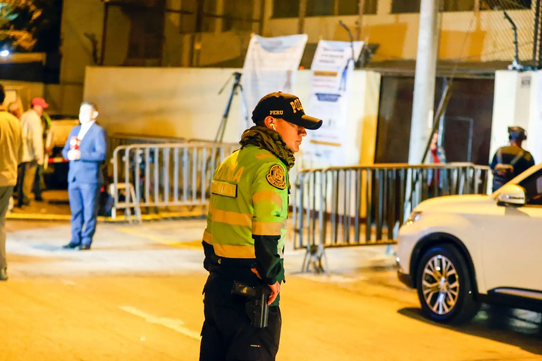 Efectivos de la PNP y las FF.AA. resguardan la seguridad en diversos locales de votación en Lima Metropolitana a pocas horas de darse inicio a los comicios de la segunda vuelta presidencial de las Elecciones Generales 2026 el domingo 7 de junio. Foto: ANDINA/Vidal Tarqui