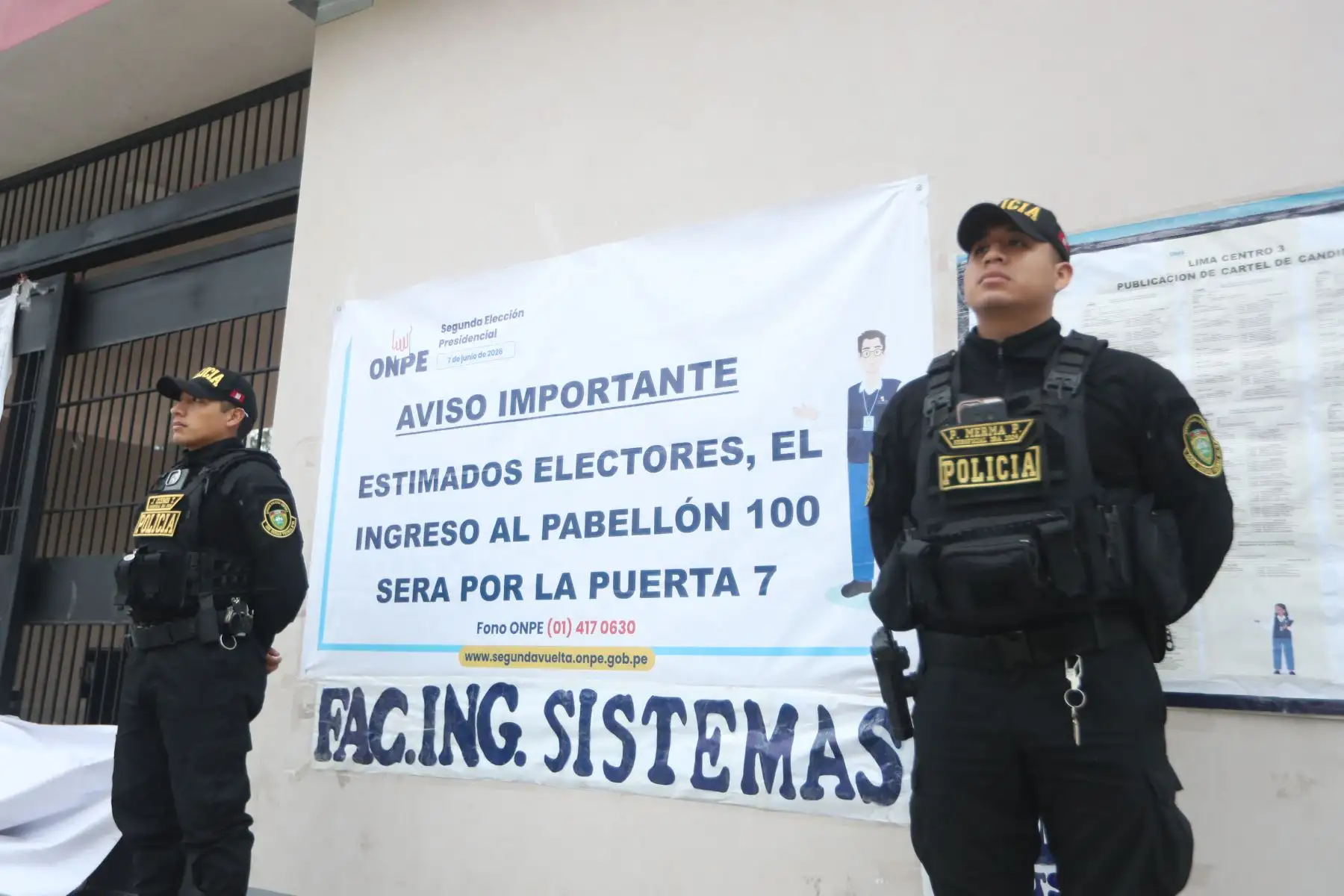 Efectivos de la PNP y las FF.AA. resguardan la seguridad en diversos locales de votación en Lima Metropolitana a pocas horas de darse inicio a los comicios de la segunda vuelta presidencial de las Elecciones Generales 2026 el domingo 7 de junio. Foto: ANDINA/Ricardo Cuba