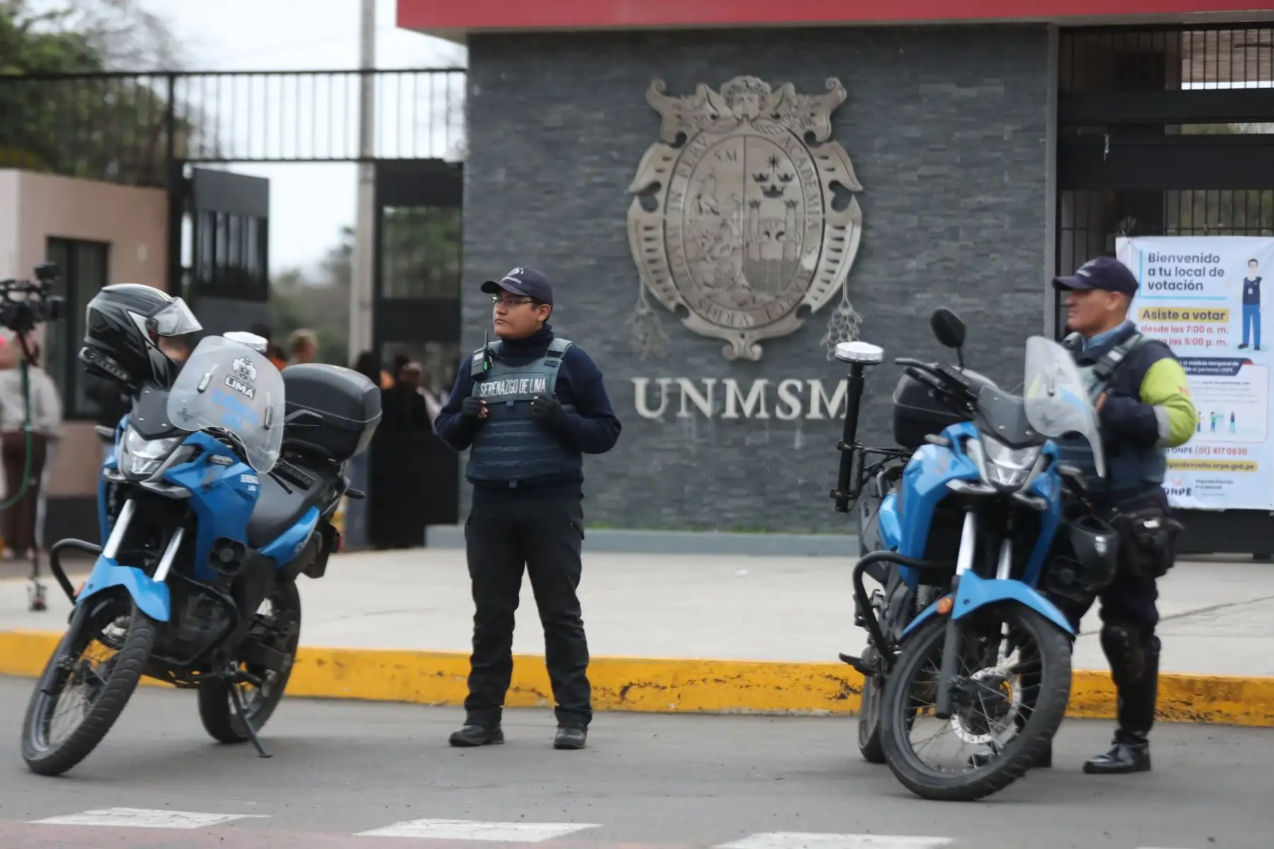Efectivos de la PNP y las FF.AA. resguardan la seguridad en diversos locales de votación en Lima Metropolitana a pocas horas de darse inicio a los comicios de la segunda vuelta presidencial de las Elecciones Generales 2026 el domingo 7 de junio. Foto: ANDINA/Ricardo Cuba
