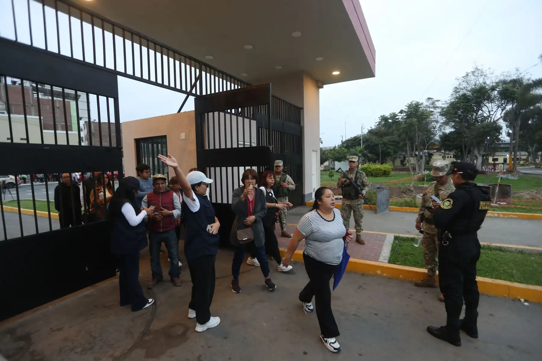 Efectivos de la PNP y las FF.AA. resguardan la seguridad en diversos locales de votación en Lima Metropolitana a pocas horas de darse inicio a los comicios de la segunda vuelta presidencial de las Elecciones Generales 2026 el domingo 7 de junio. Foto: ANDINA/Ricardo Cuba