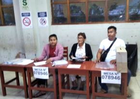 Miembros de mesa de la región San Martín dan el ejemplo y fueron los primeros en instalar su mesa a las 5:35 horas de hoy, informó la ONPE.