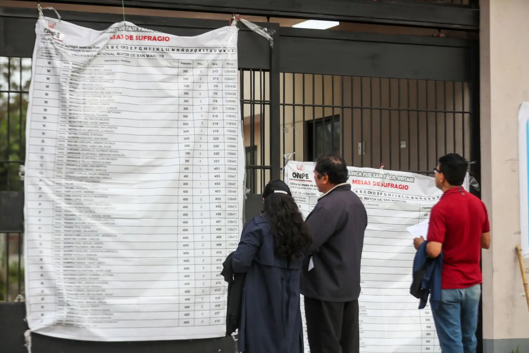 Miles de peruanos acuden este domingo a los centros de votación para participar en la segunda vuelta electoral que definirá al próximo presidente de la República entre Keiko Fujimori y Roberto Sánchez. Con las mesas de sufragio instaladas y la votación en marcha, los ciudadanos ejercen su derecho al voto en una jornada que se desarrolla bajo la supervisión de los organismos electorales. Foto: Ricardo Cuba.